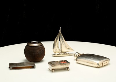 Lot 82 - A mixed group of gentleman’s desk sterling...
