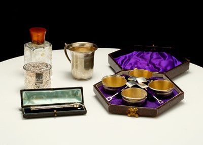 Lot 83 - A mixed group of items, including an early...