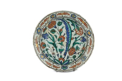 Lot 184 - A LATE 16TH CENTURY TURKISH IZNIK POTTERY...