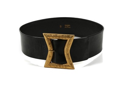 Lot 602 - Chanel gilt and black patent belt, c.1993,...
