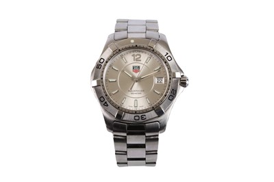Lot 89 - TAG HEUER. A STAINLESS STEEL QUARTZ CALENDAR...