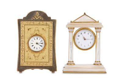 Lot 211 - AN EARLY 20TH CENTURY MOTHER OF PEARL AND GILT...