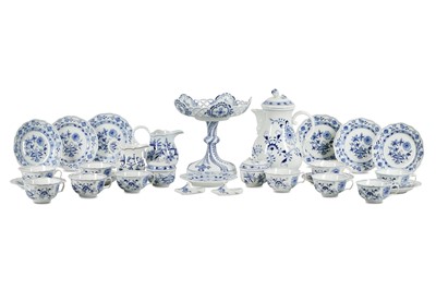 Lot 172 - A COLLECTION OF MEISSEN 'BLUE ONION' PATTERN...