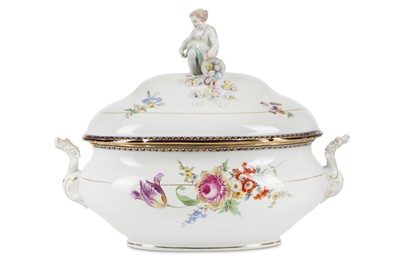 Lot 177 - A LARGE MEISSEN PORCELAIN TWIN-HANDLED TUREEN...