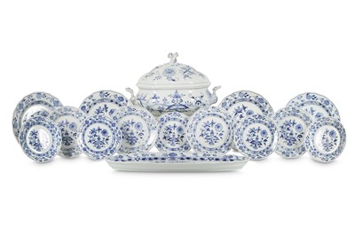 Lot 171 - AN EXTENSIVE COLLECTION OF MEISSEN 'BLUE ONION'...