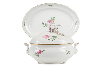 Lot 178 - A LARGE MEISSEN PORCELAIN TUREEN AND COVER AND...