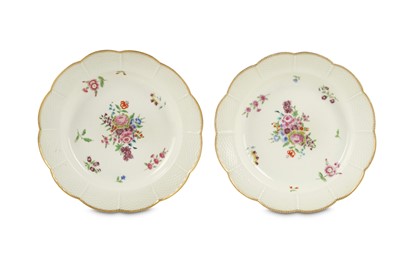 Lot 9 - A PAIR OF WORCESTER PORCELAIN DESSERT PLATES,...