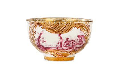 Lot 30 - A MEISSEN TEACUP, circa 1745, painted in puce...