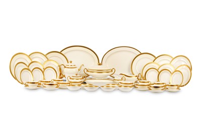 Lot 186 - A MINTON 'BUCKINGHAM' PATTERN PORCELAIN DINNER...