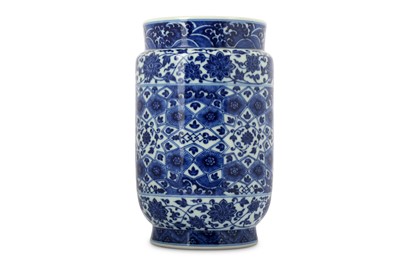 Lot 555 - A CHINESE BLUE AND WHITE CYLINDRICAL VASE. The...