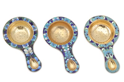 Lot 362 - A mixed group of three similar 20th century...