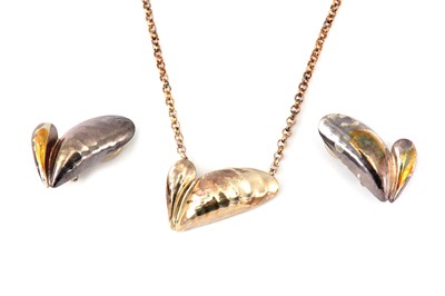 Lot 416 - An 'Artist of the Year 2003' pendant and...