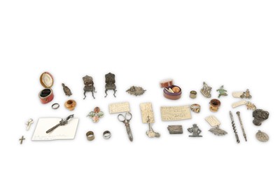 Lot 552 - A quantity of small items including a pair of...