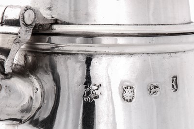 Lot 1 - A George I sterling silver side-handled coffee pot, London 1725 by Thomas Mason (reg. 1st July 1720)