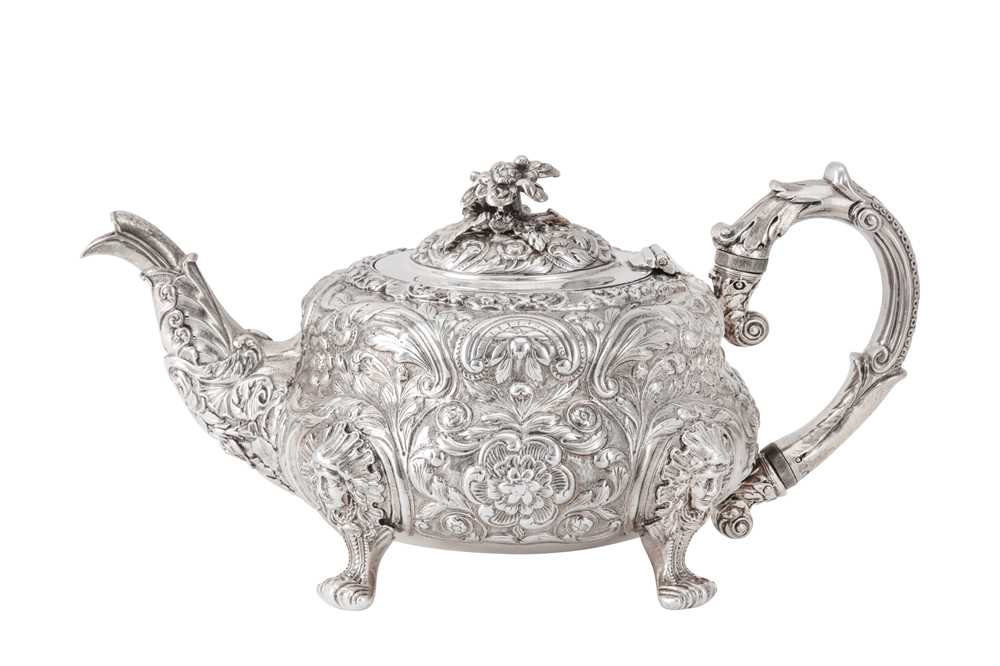 Lot 113 - A George IV sterling silver teapot, London 1825 by Joseph Craddock (reg. 13th Oct 1825)
