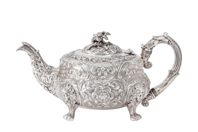 Lot 113 - A George IV sterling silver teapot, London 1825 by Joseph Craddock (reg. 13th Oct 1825)