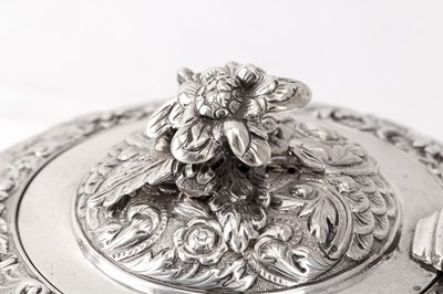 Lot 113 - A George IV sterling silver teapot, London 1825 by Joseph Craddock (reg. 13th Oct 1825)