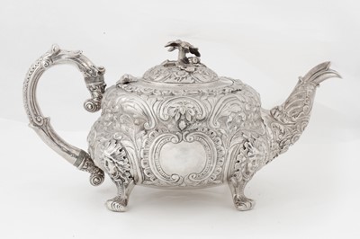 Lot 113 - A George IV sterling silver teapot, London 1825 by Joseph Craddock (reg. 13th Oct 1825)