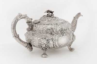 Lot 113 - A George IV sterling silver teapot, London 1825 by Joseph Craddock (reg. 13th Oct 1825)