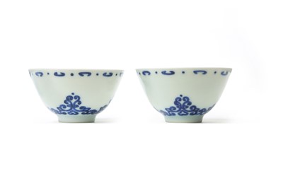 Lot 50 - A PAIR OF CHINESE BLUE AND WHITE CUPS. Qing...