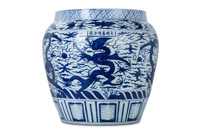 Lot 216 - A LARGE CHINESE BLUE AND WHITE 'DRAGON' JAR....