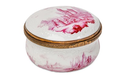 Lot 10 - A GERMAN PORCELAIN SNUFF BOX, third quarter...